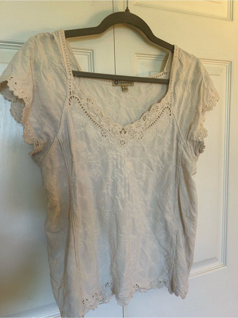 Democracy Cream Lace-Trim Embroidered Short Sleeve Top